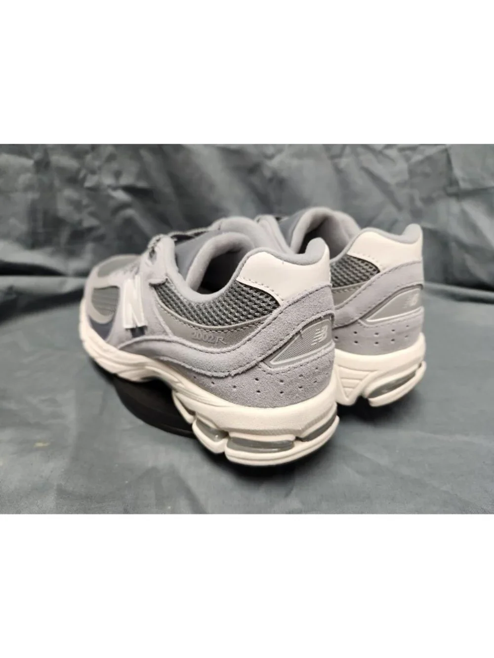 New Balance 2002 (GS) Sneakers Suede GC2002ST Grey Boys Size 6.5 NEW IN BOX!